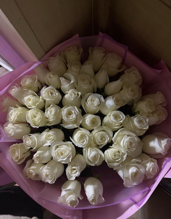 51  белые розы.