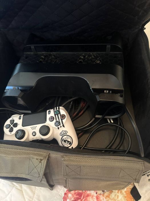 Playstation 4 1 TB sotiladi srochna IDEAL