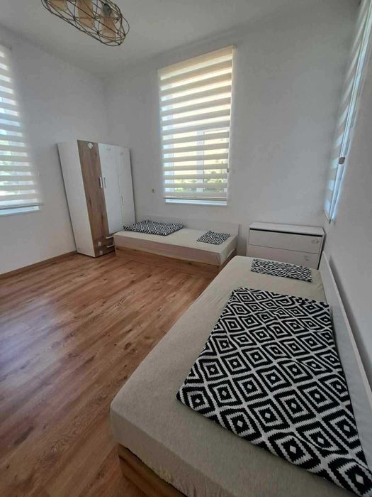 Дава се под наем Тристаен апартамент в Ямбол, Аврен - 90 кв.м за 433.5 € - Снимка #2