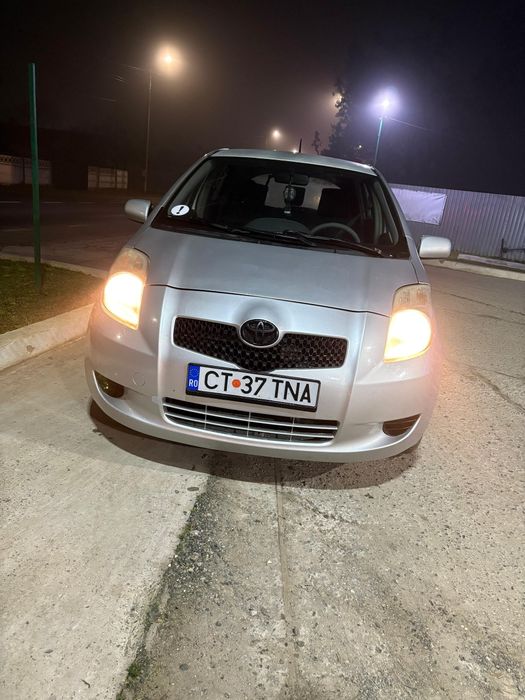 Vând toyota yaris