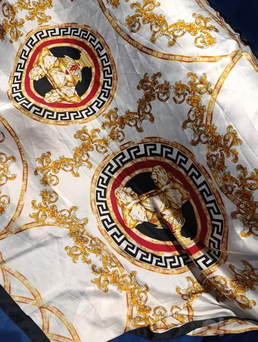 Роскошный  шелковый шарф ,платок Versace, барокко