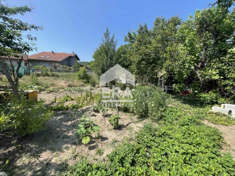 Ексклузивен първи етаж от двуетажна масивна къща за продажба, с двор,