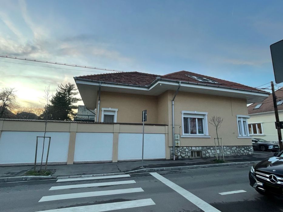 Vand casa centrala Oradea cu 5 cam. si garaj 2 auto