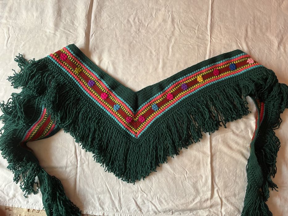 Eșarfe de lână tradiționale croșetate manual