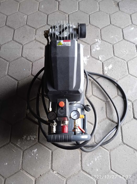 Компрессор 25 литров масляный.