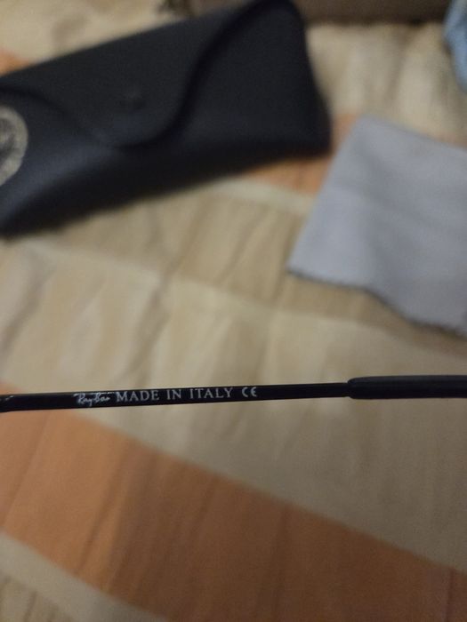 Продаются очки RayBan.