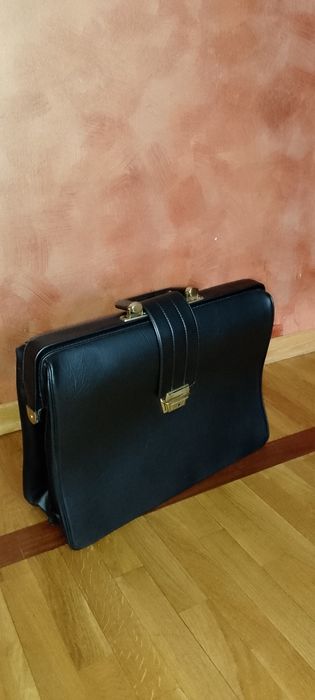 Кожаный портфель.