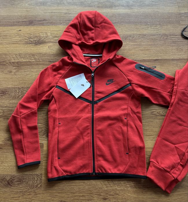 Детски,памучен,червен екип Nike с активен,заден джоб на долнището
