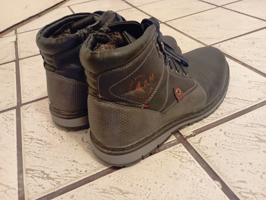 Два чифта обувки, боти и спортни, 38 и 39 номер