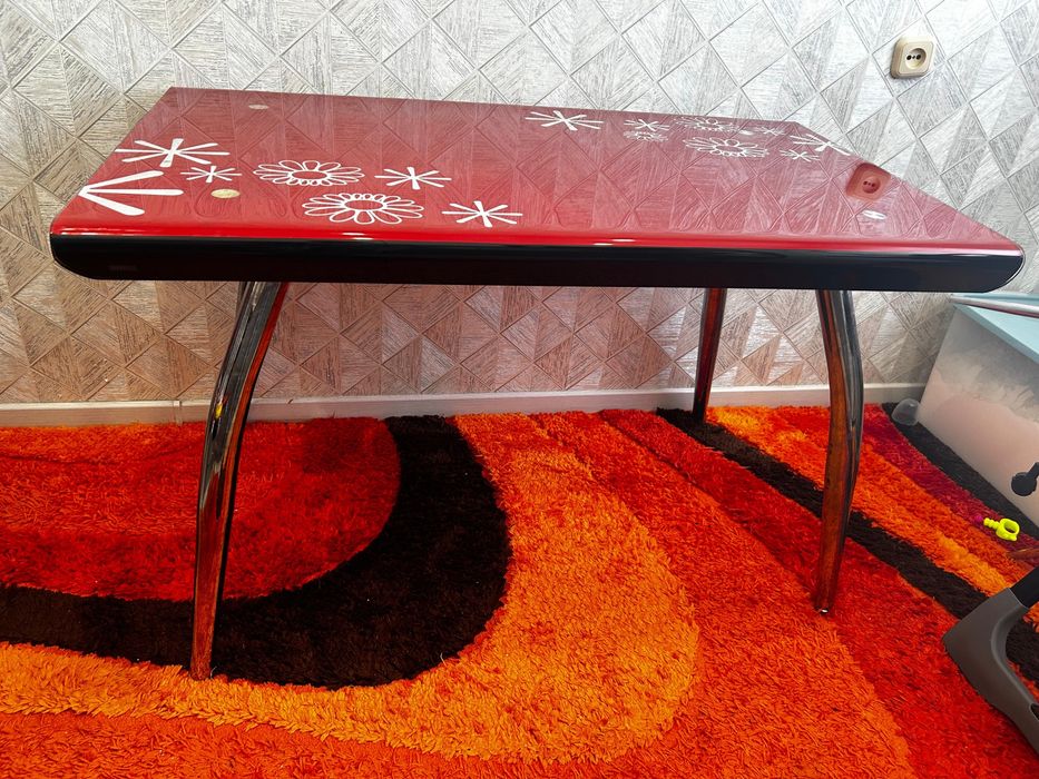 Стол со стульями кухонный красный