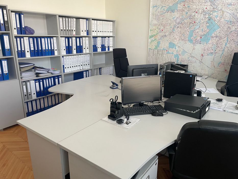 Продавам офис обзавеждане