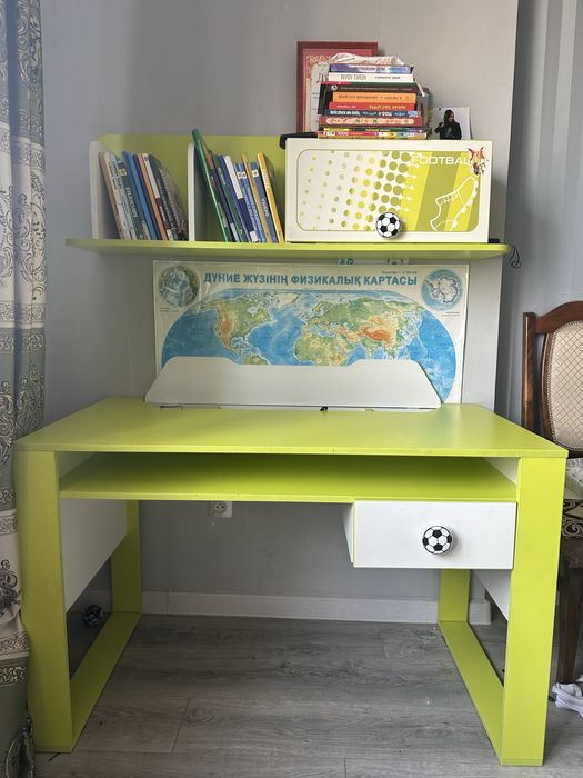 Стол и книжная полка, комплект мебели