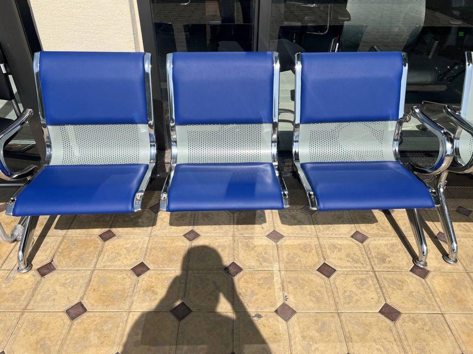 Офислар кутиш залилар учун скамейка аэропорт