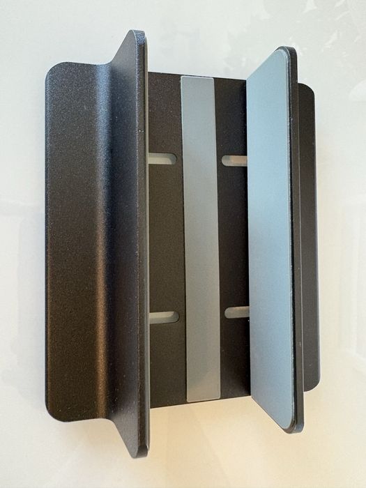 Stand vertical pentru laptop