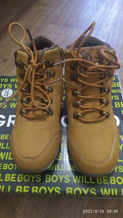 Новые детские ботинки.