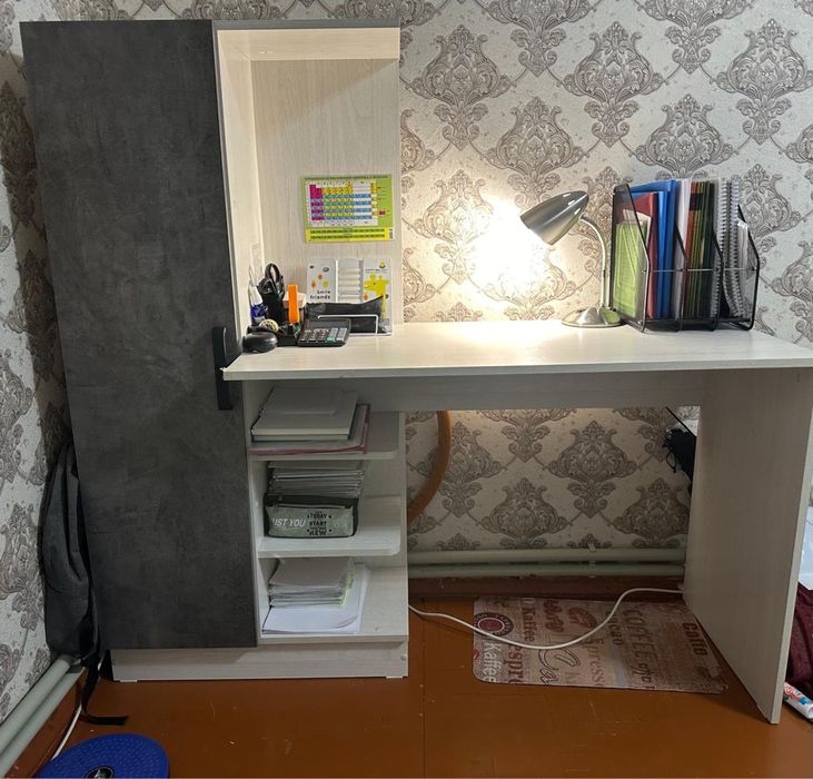 Письменный стол со встроенным шкафом