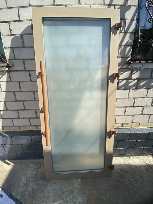 Продам новый пластиковой дверь
