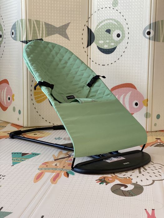 Шезлонг с игрушкой