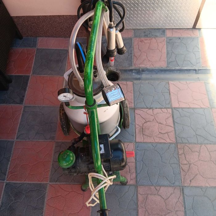 Aparat de muls vaci