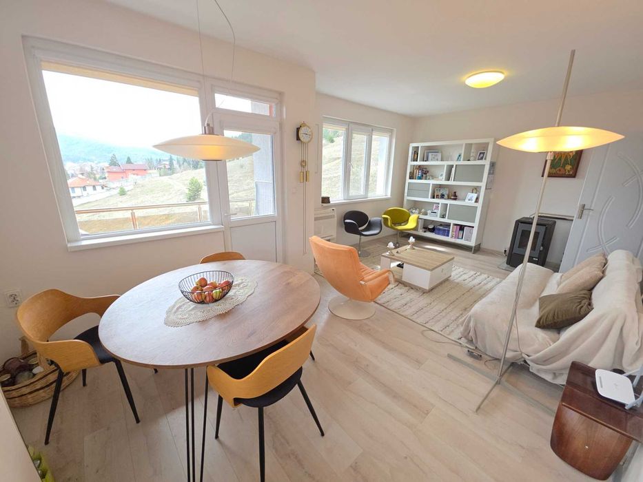 Нов напълно обзаведен 3-стаен апартамент в широк център на Велинград.