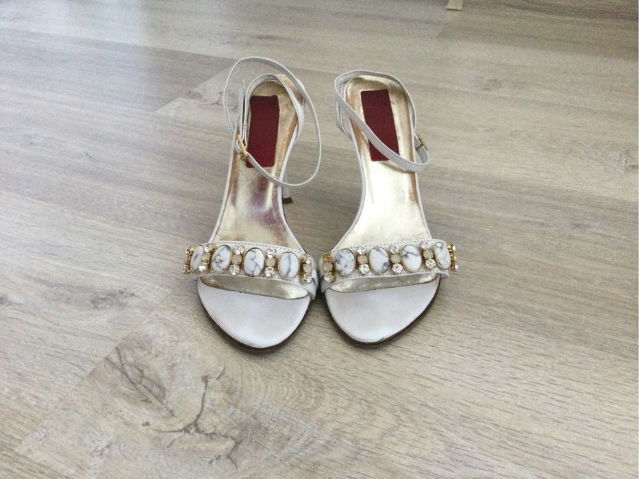 Sandale albe din piele, cu pietre Swarovski, marimea 35