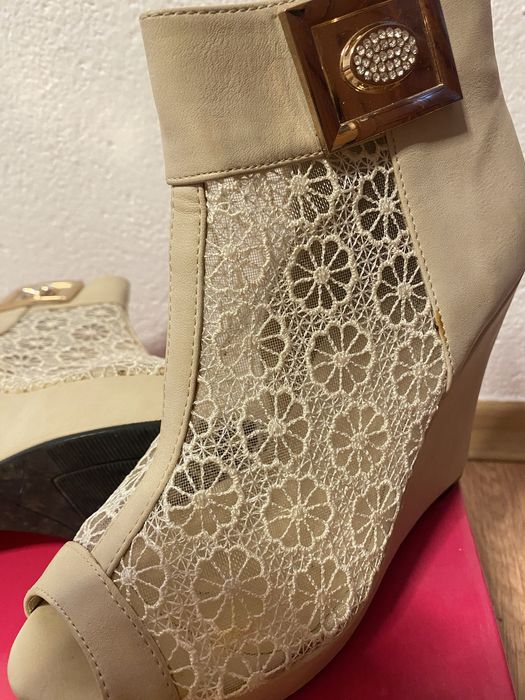 Дамски обувки на платформа