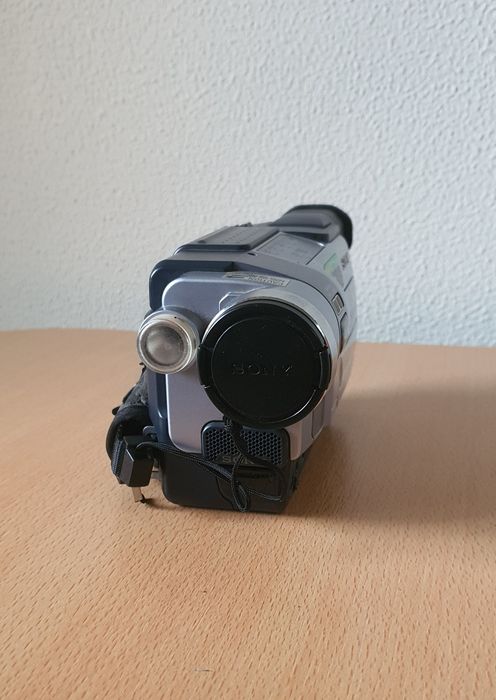 Vând cameră video digital  8 Sony DCR-TRV145E defectă