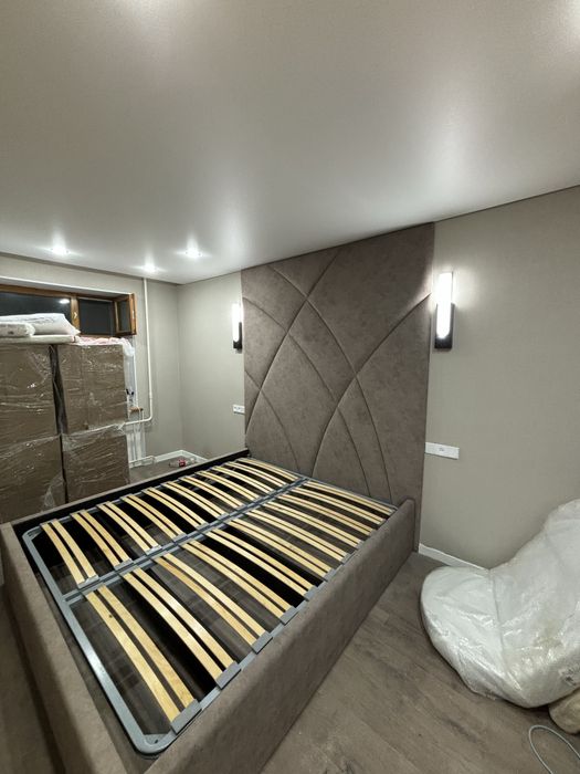 Кровать с изголовьем до потолка