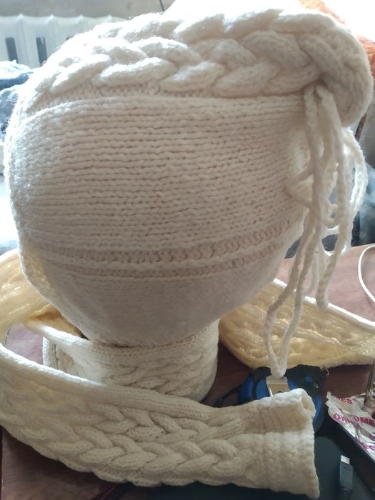 Теплая шапка продается