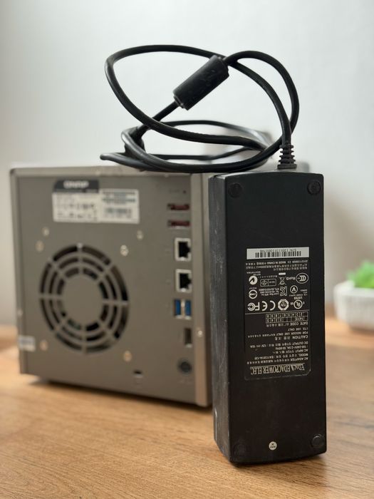 Server Fisiere NAS Qnap TS-420 cu 4 HDD de 2 TB Cloud Personal