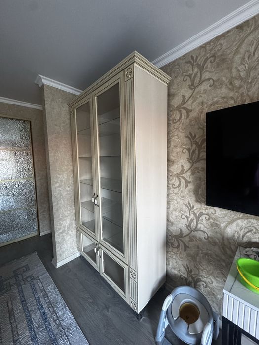 Шкаф витрина классика