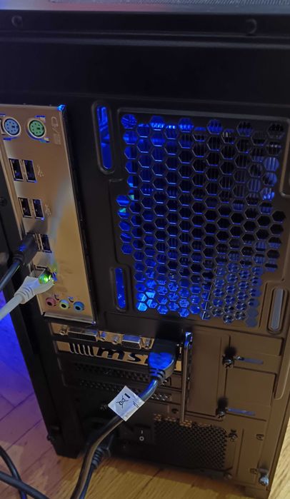 Vand Calculator/PC> Intel Xeon, 32gb DDR4, 3.2Tb stocare, GTX750ti