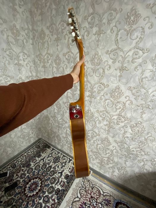 Gitara sotiladi razmer bilmayman
