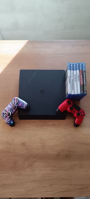 PS4 Slim 1TB два контролера + шест игри