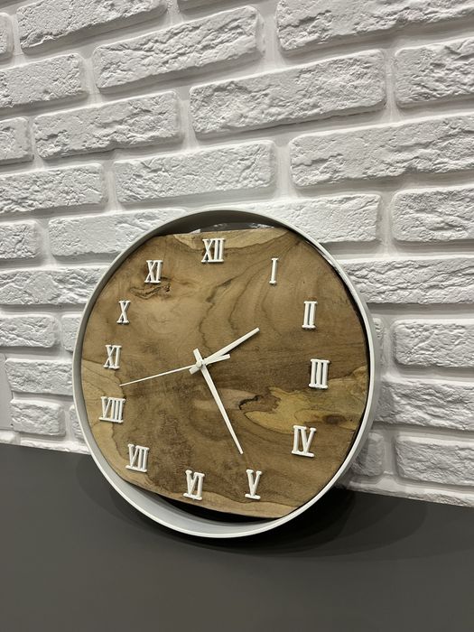 Ръчно изработен часовник от дърво и метална рамка със скандинавски мъх