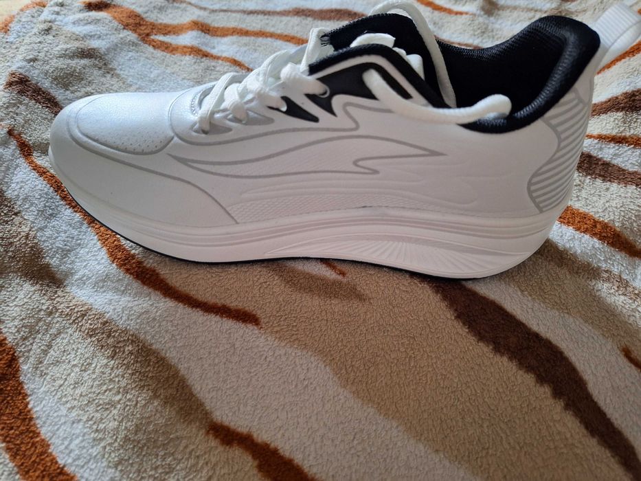 Дамски обувки, 38 номер, но са умалени и може да отговарят на 37