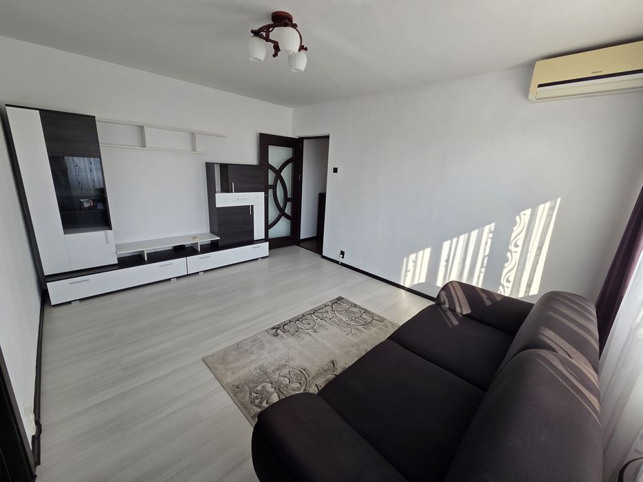Proprietar vand apartament 2 camere semidecomandat 4/4 cu loc de parcare