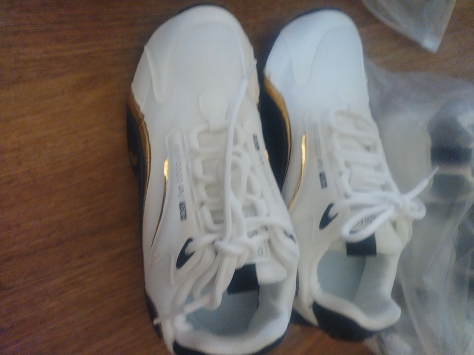 Кроссовки по 3.300 ,Новые