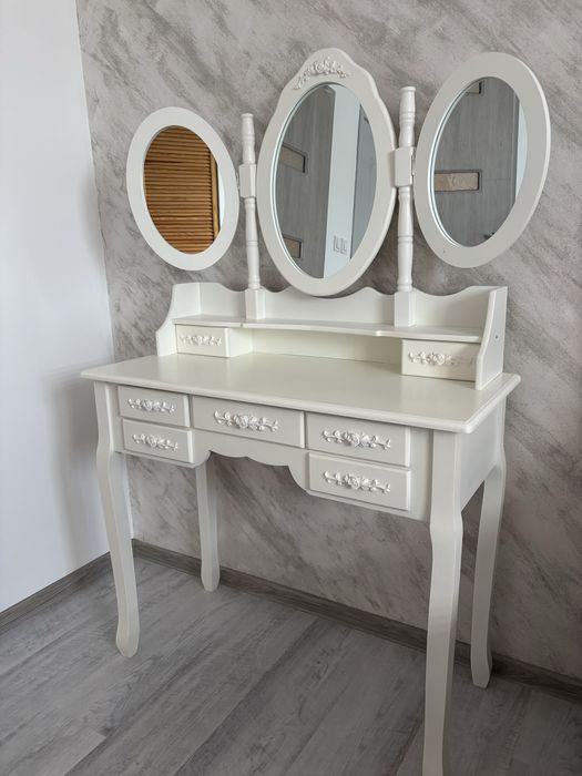 Masă de machiaj elegantă cu oglindă triplă – stare foarte bună!