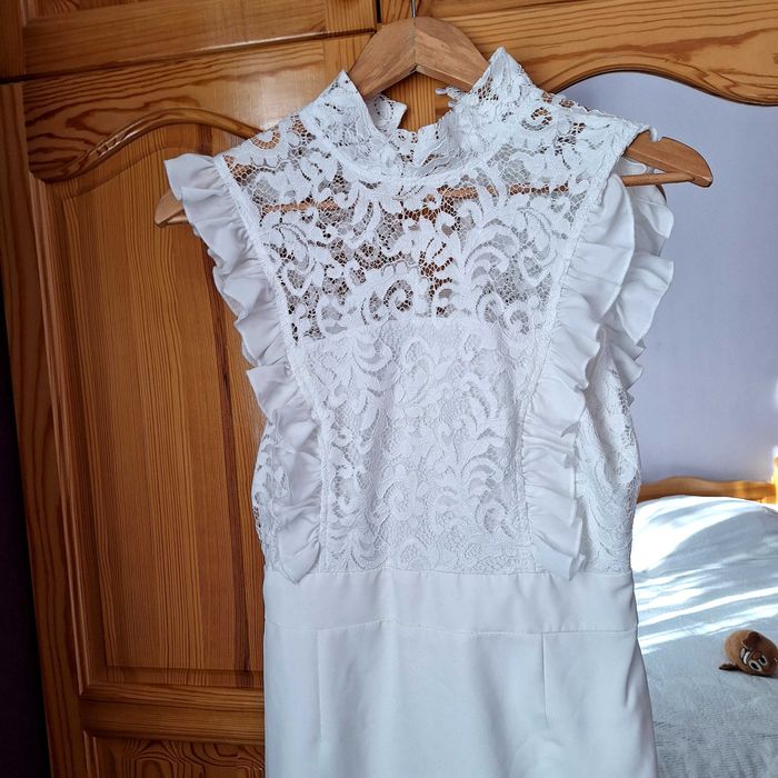 Бяла рокля за официален повод