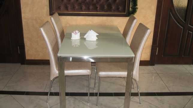 Столы и стулья срочно продаются.