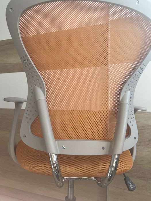 Оранжев стол с колелца