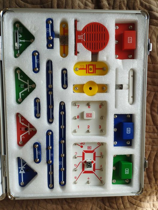 Продам конструктор Знаток, большой (3588 схем)