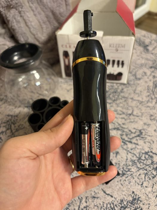 Уред за почистване на четки за грим