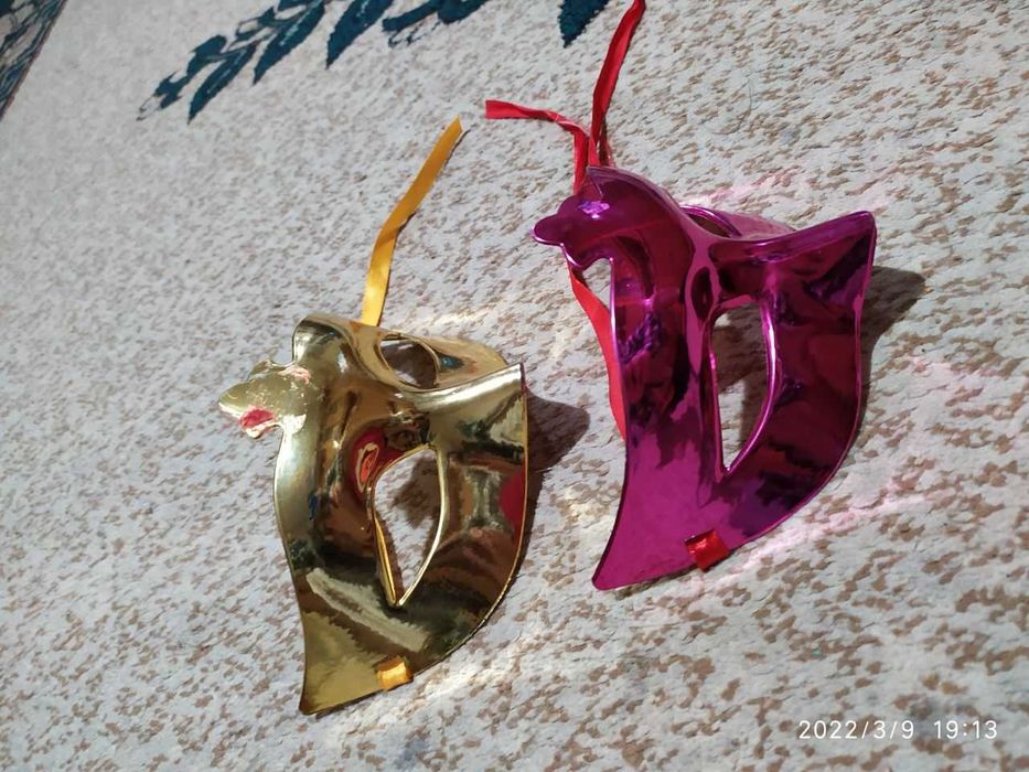 Маски праздничные продаются