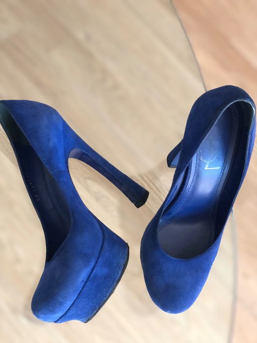 Pantofi albaștri YSL din piele întoarsă. Piesa de colecție