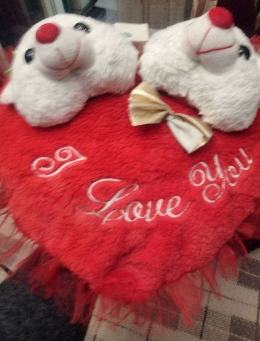 Пееща възглавничка и лаещо кученце