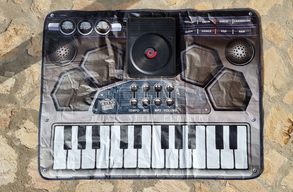 Детски електронен синтеезатор и барабани.