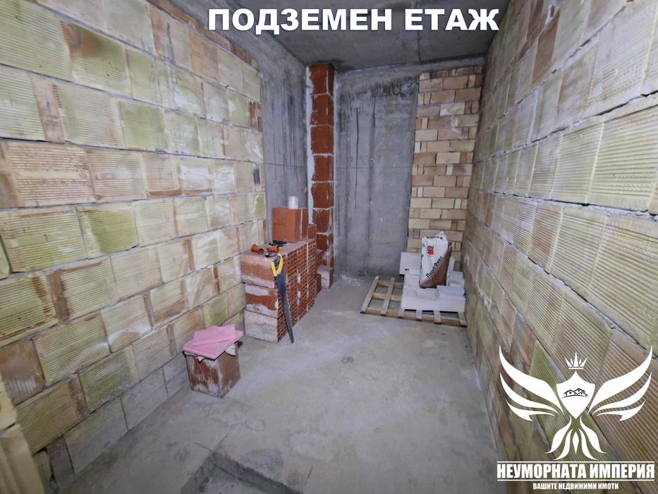 Продавам три етажна къща с 402РЗП, гараж и двор 460кв.м. в гр.Асеновград, кв.Изток на местност Шкилово