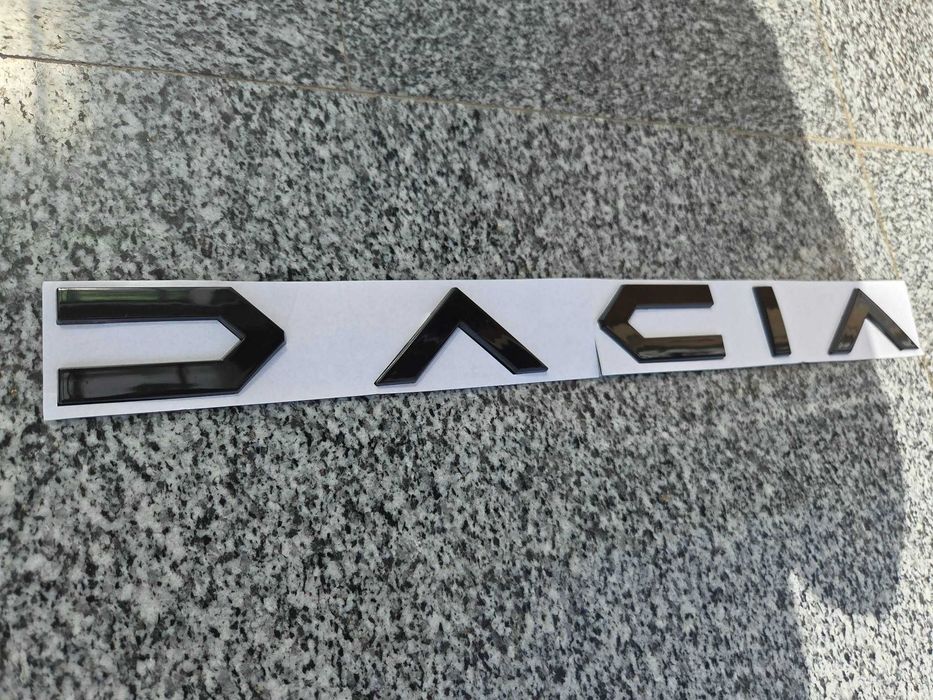 Emblema Logo Model Nou DACIA Scris Spate Portbagaj Duster Logan Bigster, Negru Lucios